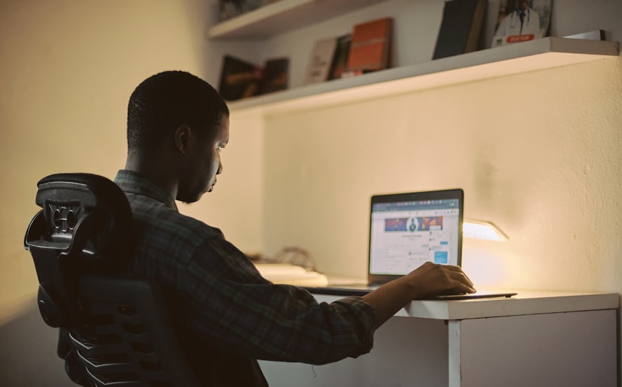 Jeune créateur de contenu travaillant sur son ordinateur dans son studio