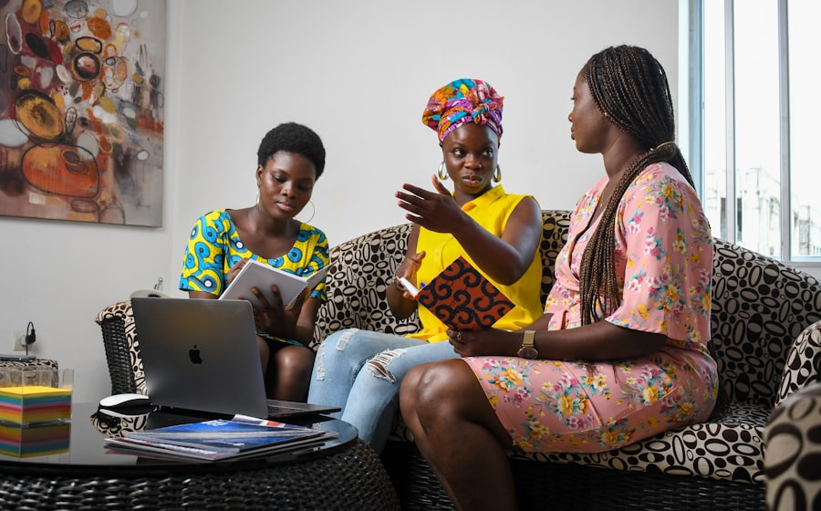 Trois entrepreneuses ouest-africaines en séance de travail autour d'un ordinateur portable